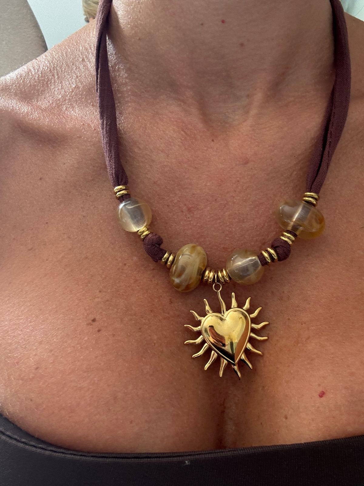 Collar marrón corazón